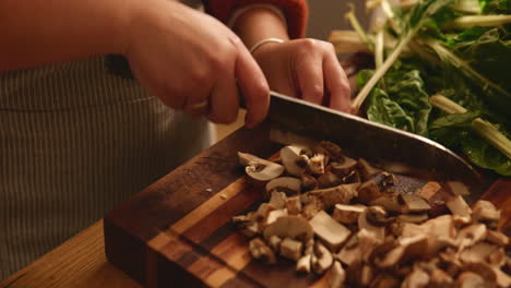 mujer cortando setas en la cocina