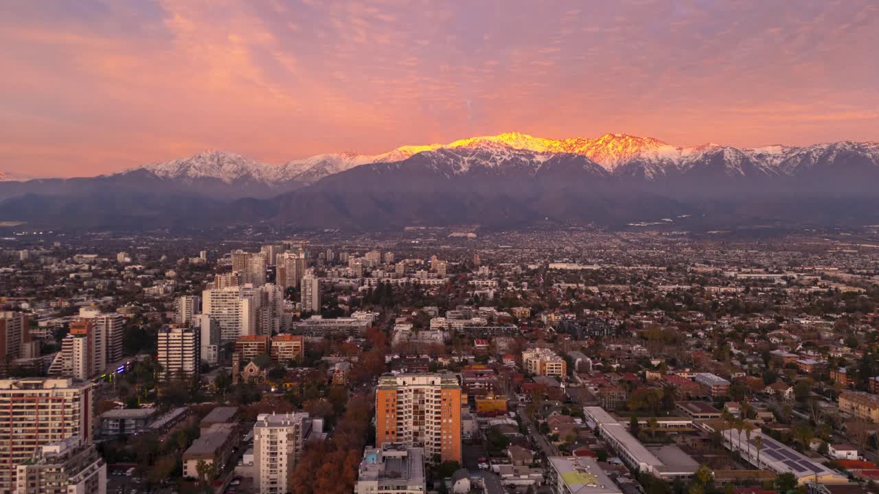 Time lapse Santiago, Cile, crepuscolo, edifici invernali.