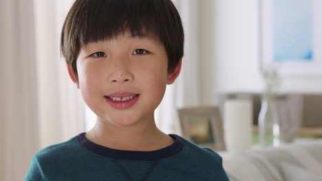 Porträt-Eines-Glücklichen-Kleinen-Asiatischen-Jungen,-Der-Mit-Verspieltem-Gesichtsausdruck-Lächelt-Und-Lustige,-Positive-4K-Videos-Aus-Der-Kindheit-Genießt