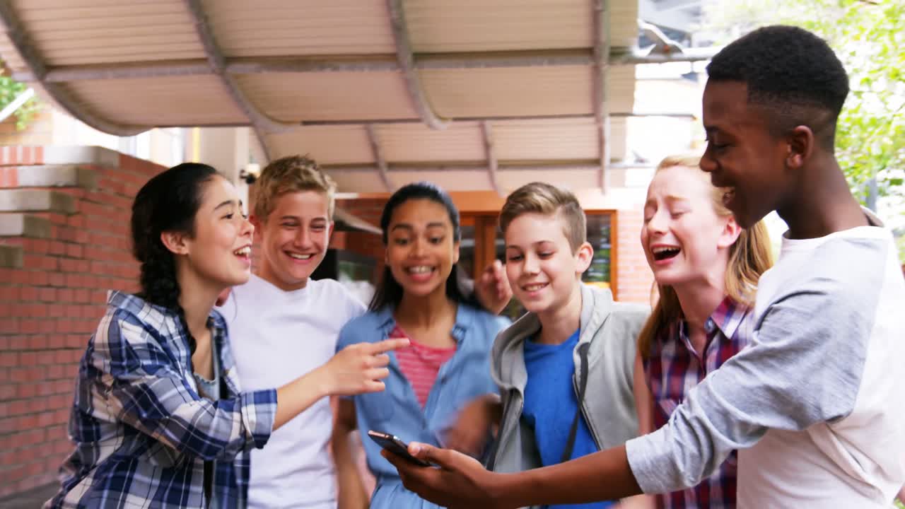 학교 친구 들 이  ⁇ 드폰 4k 로 셀카 를 찍고 있다