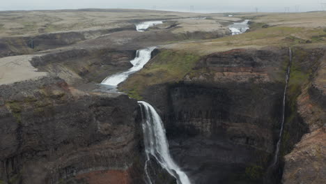 Statische-Luftaufnahme-Des-Majestätischen-Haifoss-wasserfalls-Im-Landmannalaugar-tal-In-Südisland.-Drohnenansicht-Eines-Der-Berühmtesten-Isländischen-Wasserfälle.-Erstaunlich-In-Der-Natur