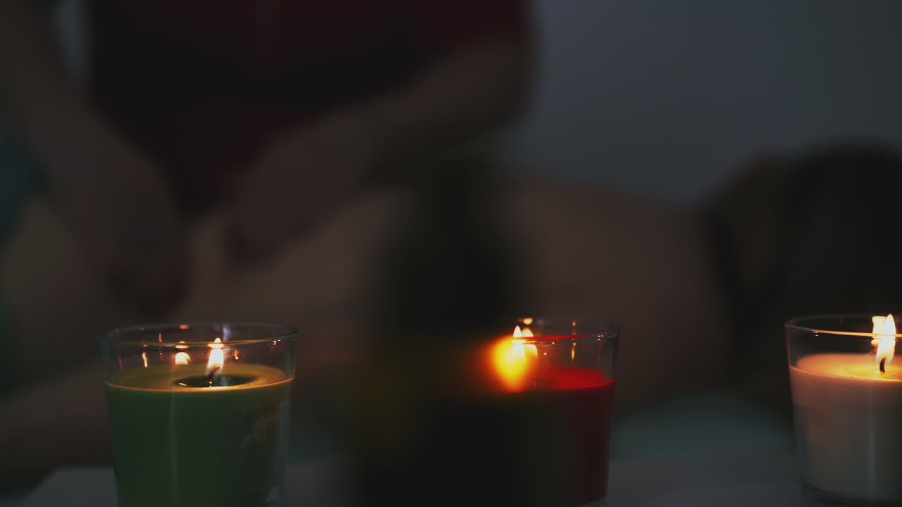 el terapeuta hace masajes al cliente enfermo en el salón oscuro.