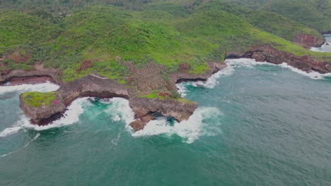 Imágenes-Aéreas-De-Una-Isla-Cubierta-De-Un-Denso-Bosque-Con-Costa-De-Coral