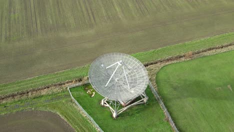 órbita aérea sobre la antena del radiotelescopio en el observatorio de radioastronomía mullard