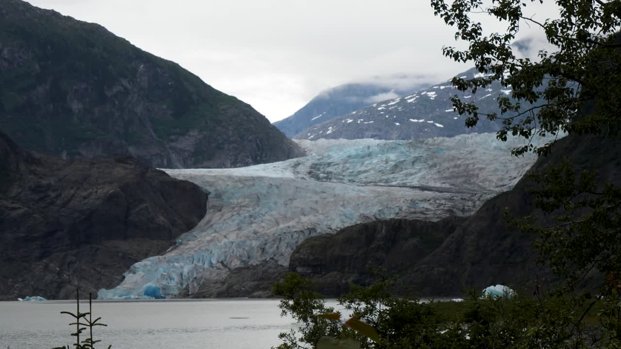 el glaciar mendenhall y el lago mendenhall, en verano, alaska