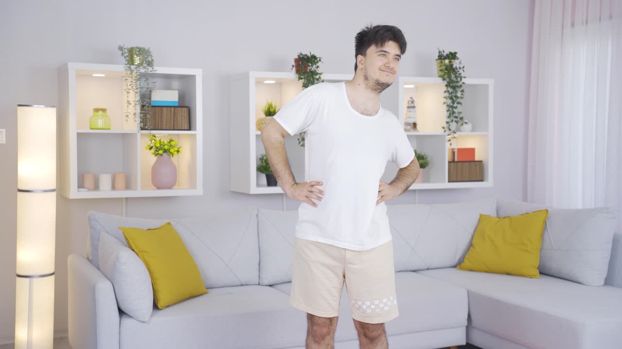 집에서 운동하는 남자.