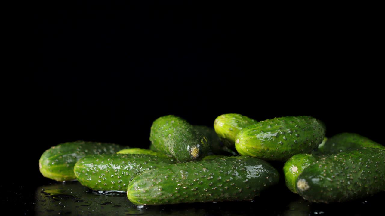신선한 녹색 호박은 천천히 회전합니다.