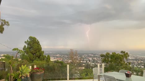 un rayo cae sobre la ciudad de ventura de manera dramática