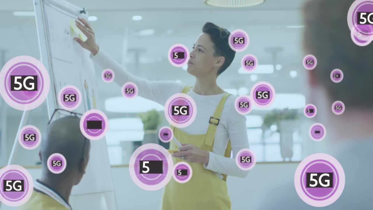 5g 텍스트 및 데이터 프로세싱의 다양한 비즈니스 사람들