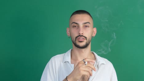 expresión facial del hombre fumador