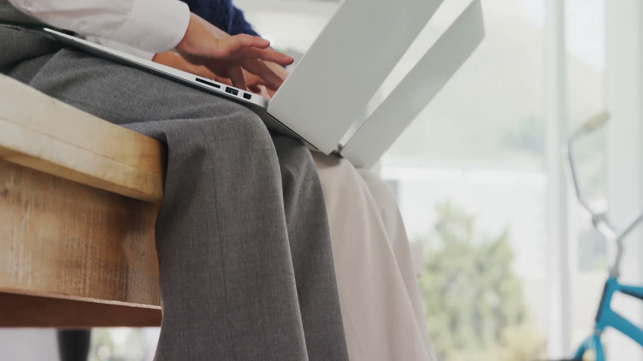 아이들은 4k 노트북에서 일하는 비즈니스 임원입니다.