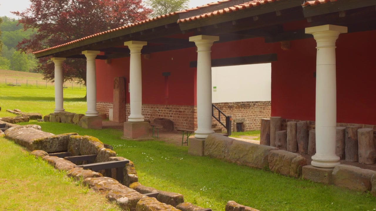 Un antico edificio romano con muri rossi e colonne bianche al Museo di Schwarzenacker a Homburg, Germania - Inquadratura media