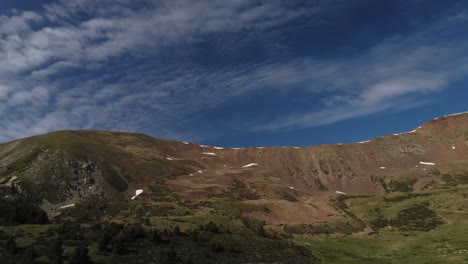 panorama de montaña de monturull con rastros de nieve en la parte superior 4k