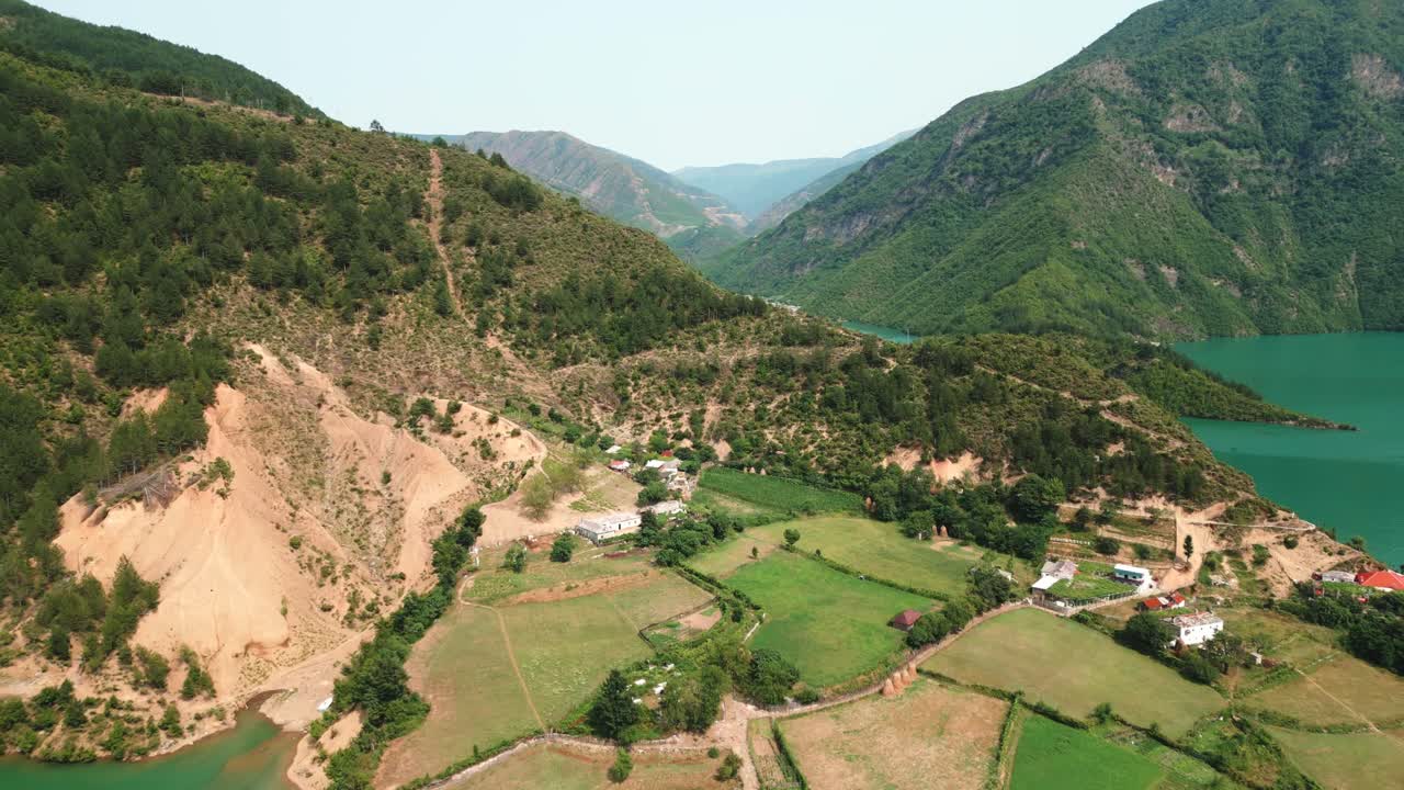 Albania, peltoja ja metsiä Pahojen vuorten rinteillä lähellä Komanin järveä