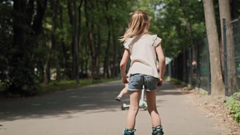 Gruppe-Von-Kindern,-Die-An-Sommertagen-Im-Park-Schlittschuh-Laufen.