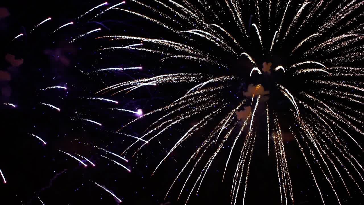 coloridos fuegos artificiales explotando en el cielo nocturno. celebraciones y eventos en colores brillantes.