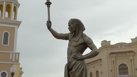 lámpara de la estatua en la plaza en mayagüez puerto rico
