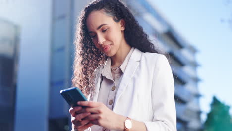 Happy-woman,-phone-and-laughing-in-city-for-social