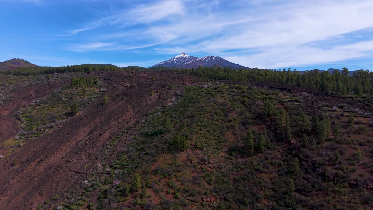 Paesaggio vulcanico con il Teide e lava che scorre, bellezza naturale e drammaticità