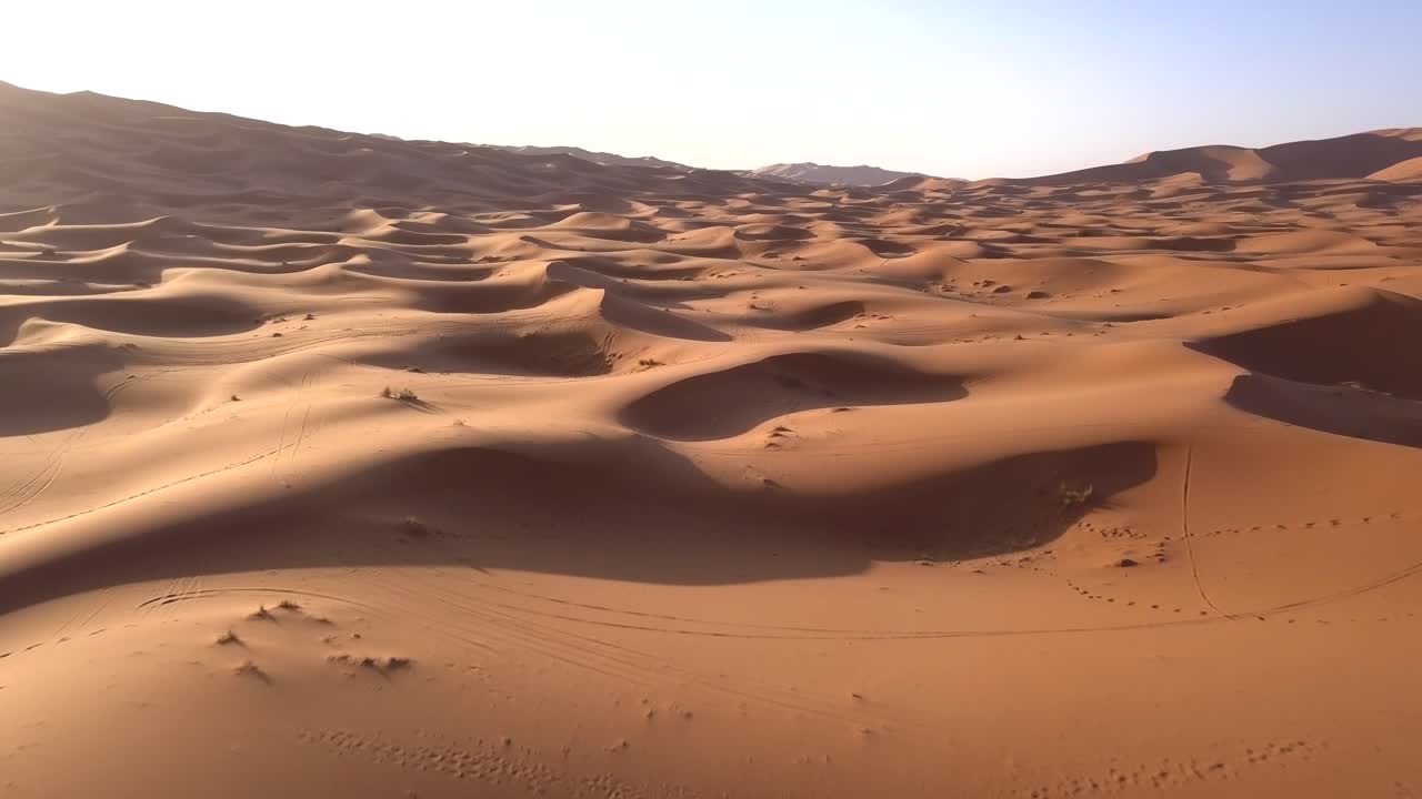 antena: dunas de arena del desierto del sahara
