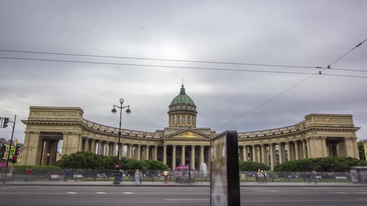 Experimenta la belleza de la Catedral de Kazán (Kazanskiy Kafedralniy Sobor) en San Petersburgo a través de este timelapse hyperlapse, con un cielo nublado de fondo. Capturado desde la avenida Nevsky con tráfico.