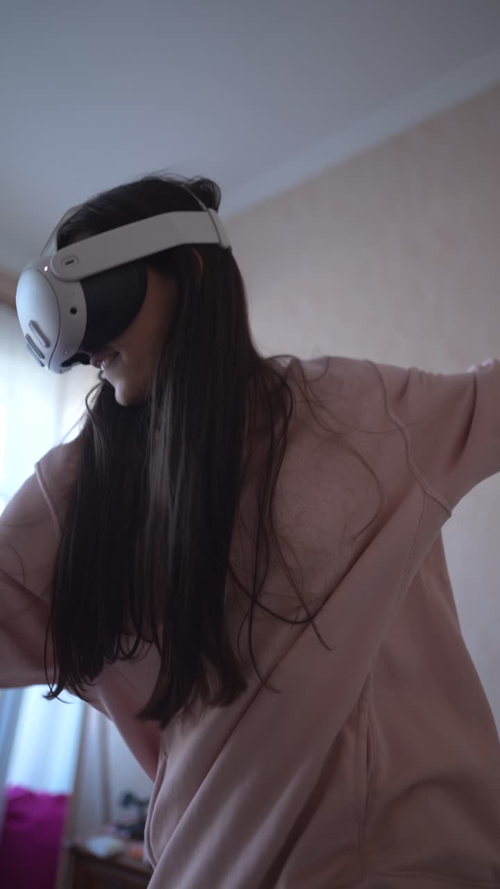 una adolescente experimentando juegos de realidad virtual