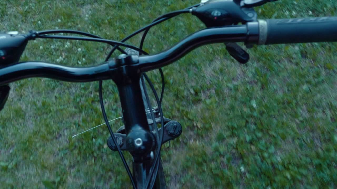 포스트 트레일에서 자전거를 타는 동안의 관점.