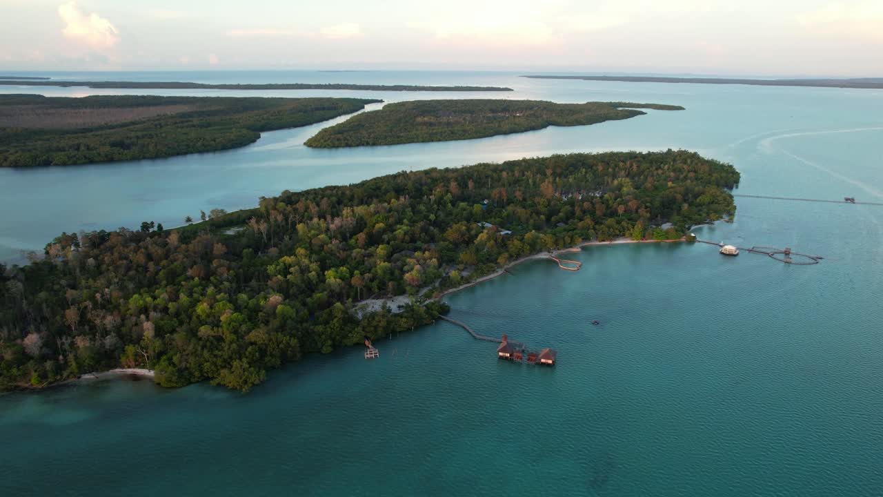 vista aérea de la isla de leebong con resorts de bungalows conectados sobre el agua al atardecer, belitung, indonesia