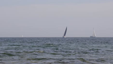 Acantilados-De-Tiza-En-Ruegen-Rügen-En-Alemania,-Mecklemburgo-Vorpommern-En-Un-Hermoso-Día-Soleado