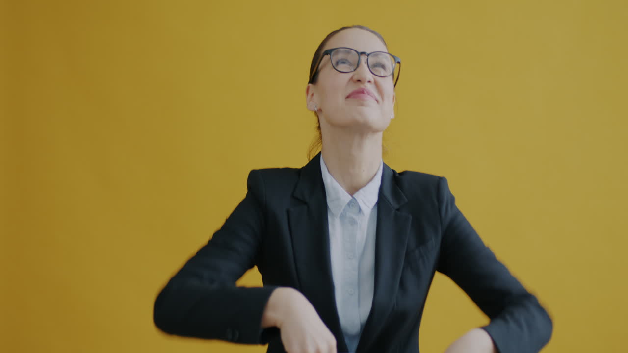 돈으로 성공을 축하하는 여자