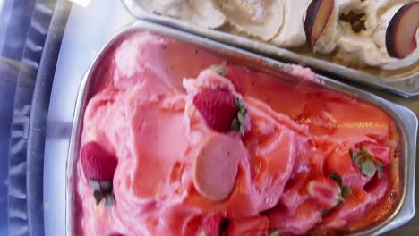 vaschette di gelato alla frutta sul piatto girevole