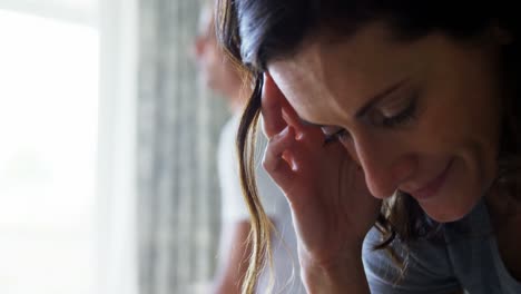pareja infeliz teniendo una discusión en el dormitorio