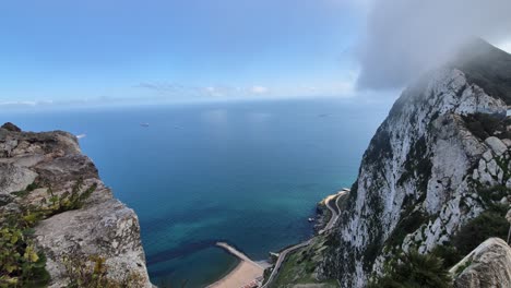 Blick-Vom-Felsen-Von-Gibraltar-Mit-Schnell-Ziehenden-Wolken-Und-Dem-Ozean-Im-Hintergrund