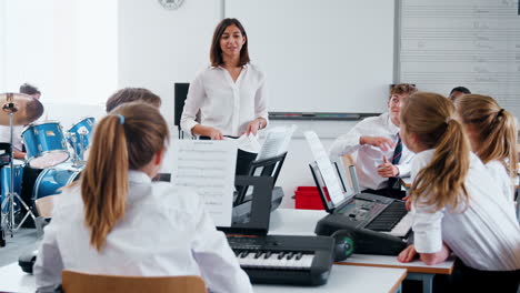 Estudiantes-Adolescentes-Que-Estudian-Teclado-Electrónico-En-Clase-De-Música.