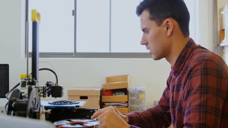 mecánico usando la máquina de matriz en la mesa 4k