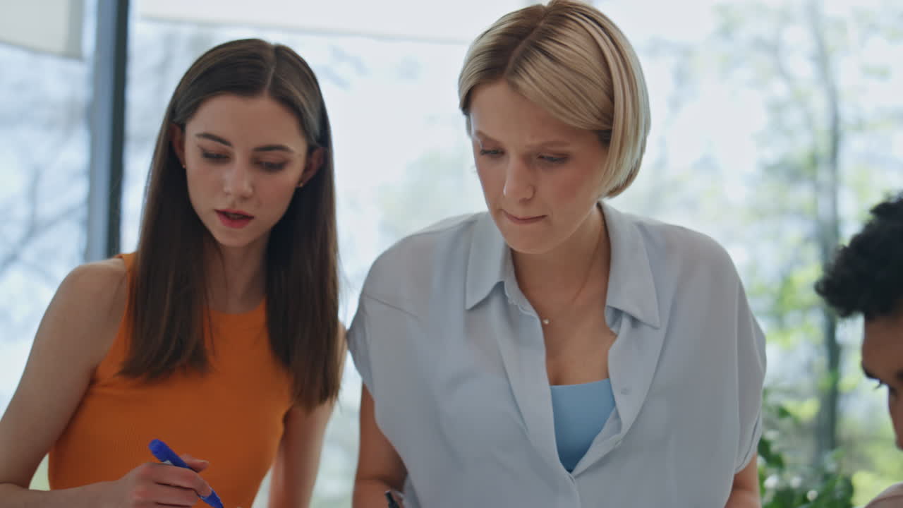 las manos del creador dibujando papel en el escritorio de la oficina de cerca. mentora mujer comprobando el trabajo