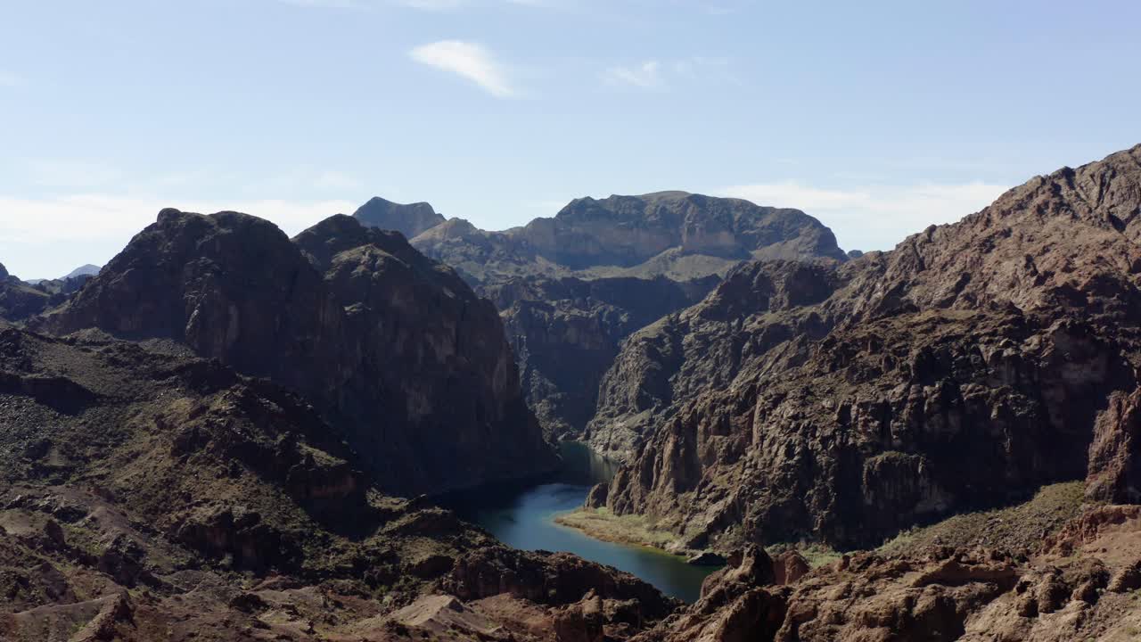 Vista aerea con drone su un canyon e il fiume Colorado, a Kingman, USA.