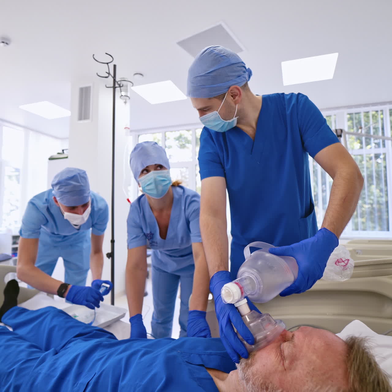 Médicos colocando uma máscara de oxigênio em paciente no hospital. Ajuda de primeiros socorros. Sala de reanimação. Paciente inconsciente.