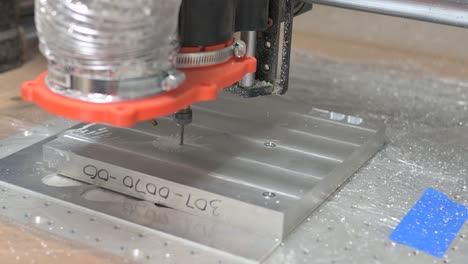 router de máquina cnc perforando un agujero en aluminio