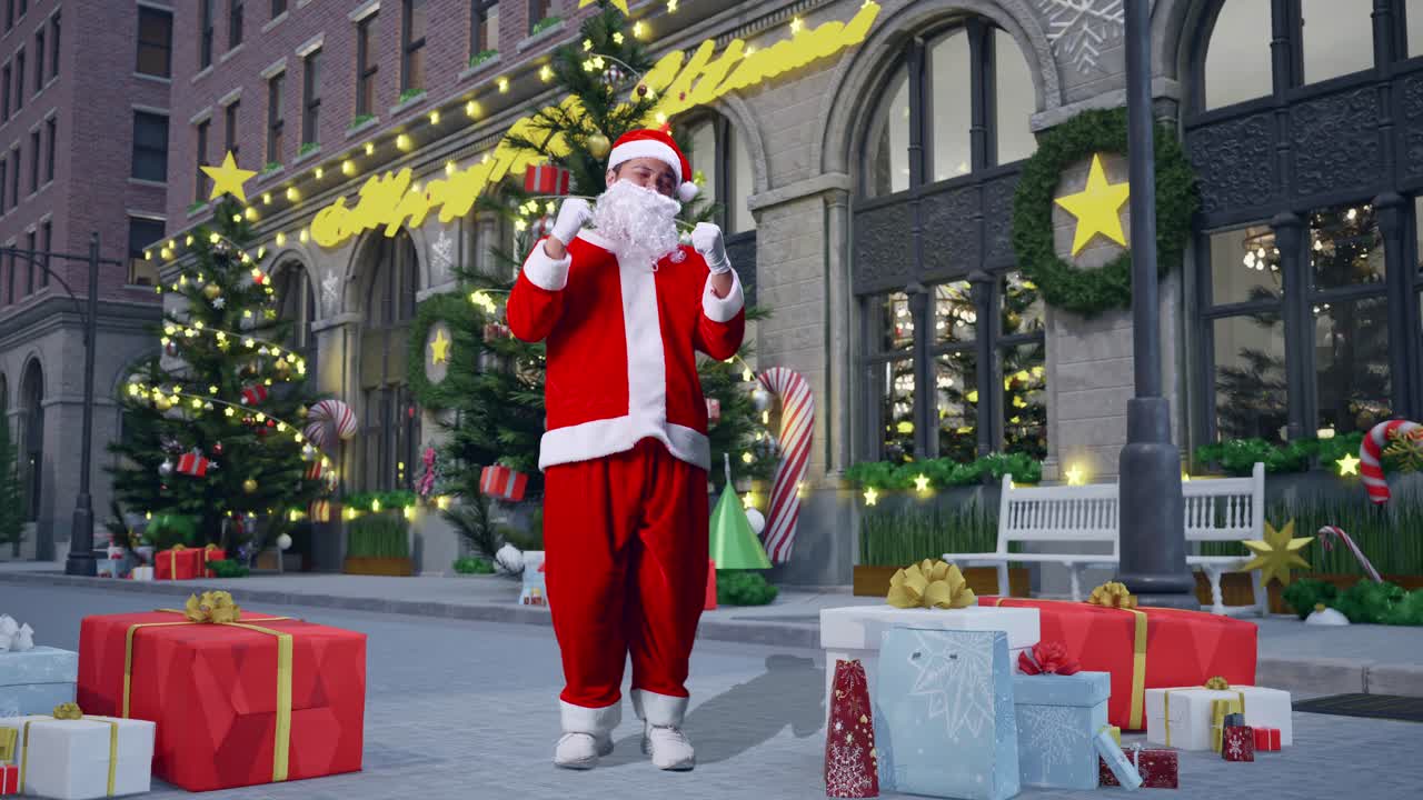 산타 의상을 입은 행복한 아시아인 남자가 크리스마스 밤에 서서 성공을 축하하고 있습니다.