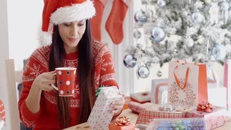 Mujer-Joven-Decorando-Sus-Regalos-De-Navidad.