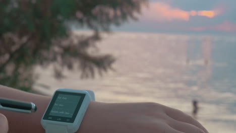 Using-Smart-Watch-on-the-Beach