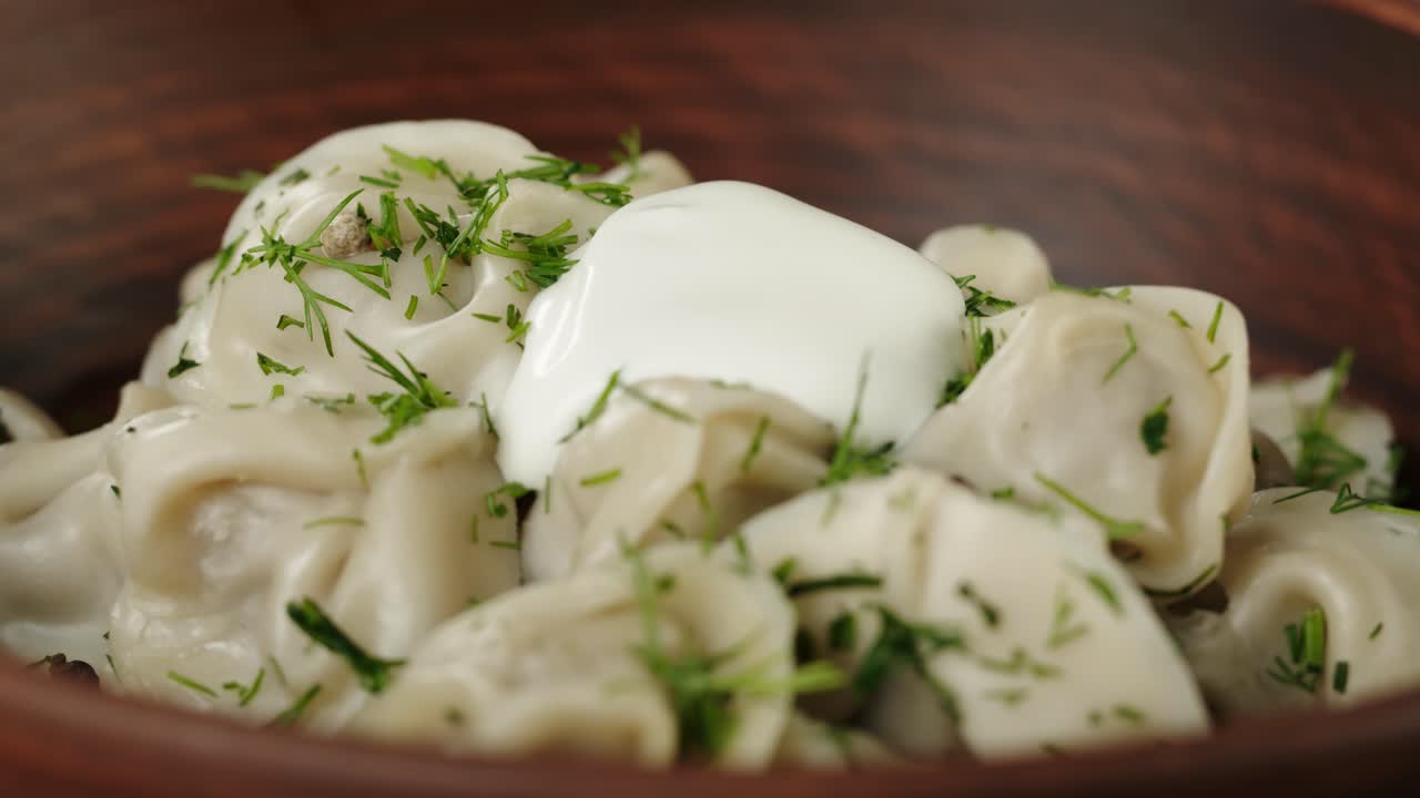 Versare panna acida su deliziosi gnocchi con aneto fresco