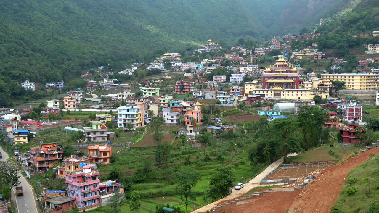 Nepal'deki Himalayalar'ın eteklerinde yer alan küçük Dakshinkali kasabasının panoramik görünümü.