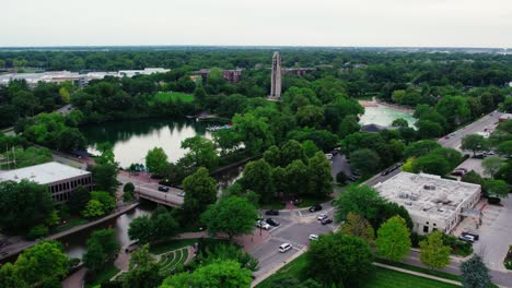 Fenomenal-Antena-Naperville-Illinois---Playa-Del-Centenario-En-El-Verano-Y-Carillón-Del-Milenio,-Colina-De-Trineo-Del-Parque-Giratorio,-Torre-Moser,-Paseo-Fluvial-De-Naperville-En-El-Condado-De-Dupage