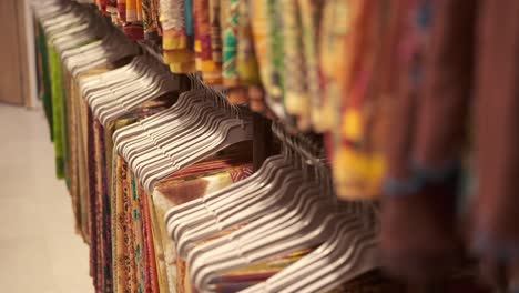 exhibición de telas coloridas en una tienda minorista