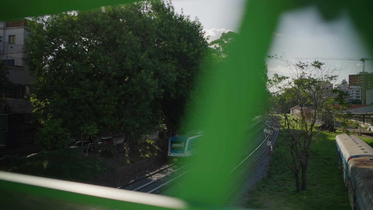 vista del treno ad alto angolo dal ponte pedonale mentre si viaggia all'indietro su segway