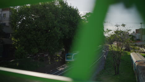 vista de trem de alto ângulo da ponte de pedestres enquanto viaja para trás sobre o segway