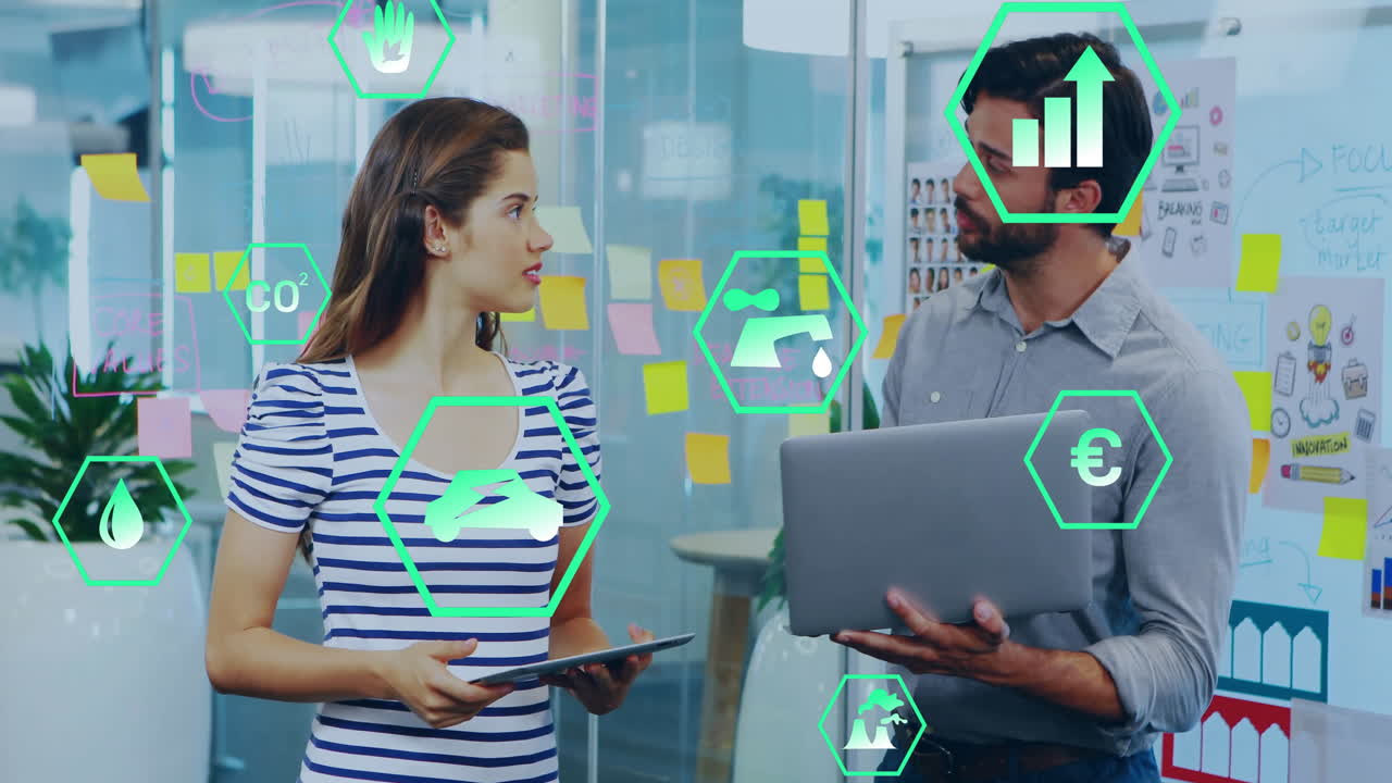 portátil y tableta, colegas discutiendo el proyecto con animación de datos empresariales