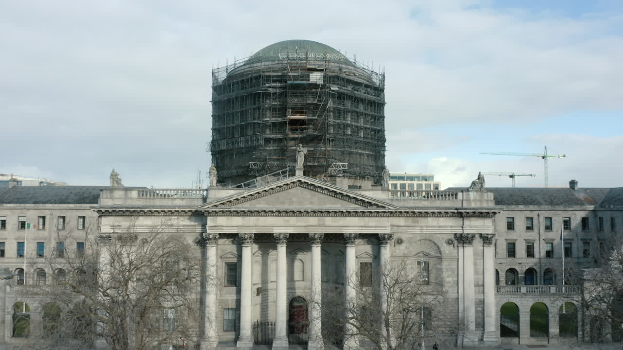 공중 상승, 더블린에 위치한 4개의 코트